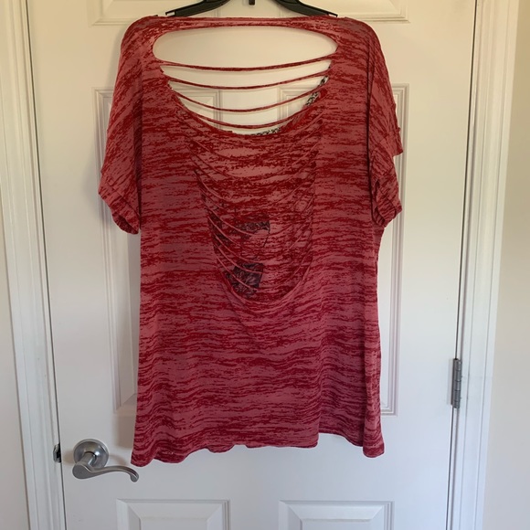 ❤️ Torrid Red & Black Rose Shirt with Cutout Back - Picture 2 of 6